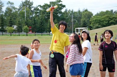 【写真】美術家遠藤さんとの再会に児童笑顔、中札内 