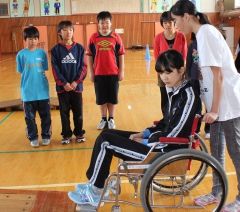 音更下士幌小５年生　車いす体験学習  写真2