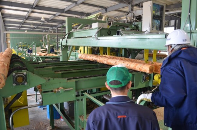 【写真】カラマツのサトウ新工場で見学会　足寄 
