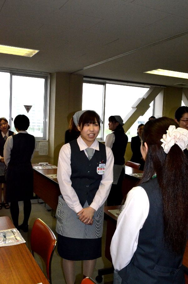 【写真】ＪＡＬのＣＡが接遇マナー伝授　藤丸で講座 