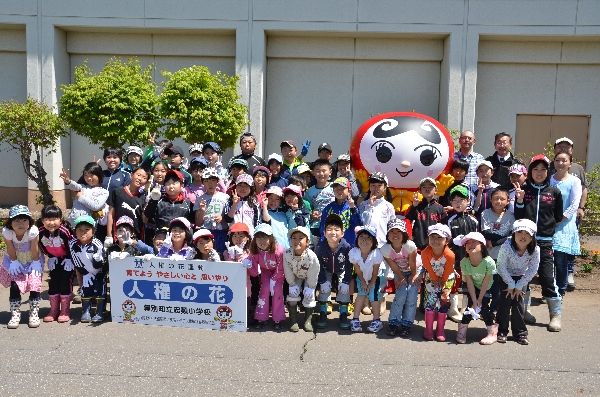 【写真】世代間交流で学舎に花飾り　忠類小花壇整備 