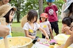 畑から収穫した野菜でカレーを作る子供たち