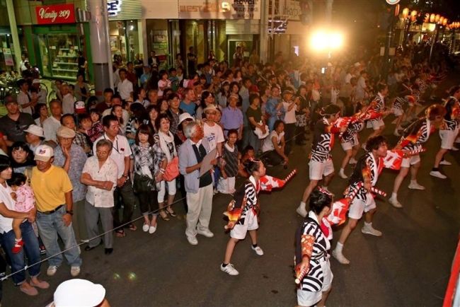 【写真】ユニークな踊り手と山車が躍動 おびひろ盆おどり
