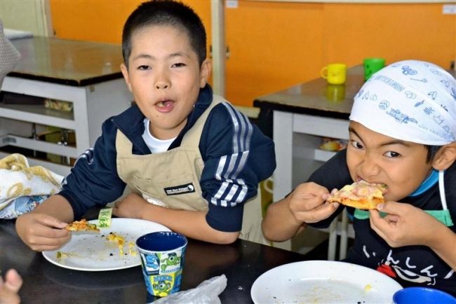 【写真】うまく焼けた！　更別小でピザ作り 