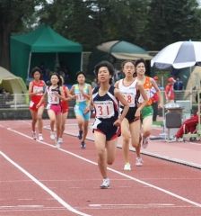 【女子Ｃ８００メートル決勝】終盤に強さを発揮し、トップでゴールする濱田果穂