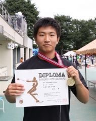 男子共通円盤投げで優勝した牧村翼