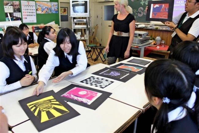【写真】絵で交流　三条高美術部とスワード市訪問団