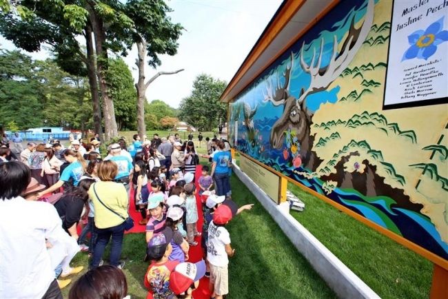 【写真】帯広とスワード友好の壁画 おびひろ動物園で除幕式
