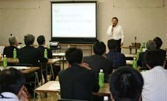 商店街活性化策として、松井氏から「まちゼミ」を学ぶ参加者