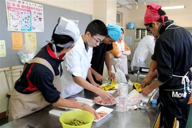 【写真】ピザ作りで食育学ぶ　帯広清川中学校 