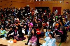 大勢の親子が参加した森のハロウィーンパーティー