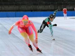 【女子５００メートル２本目】バックストレートで岡崎朋美を追う仁科有加那（右）