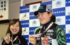 【女子３０００メートル】優勝した石野枝里子（右）と２位の押切美沙紀が笑顔を見せる