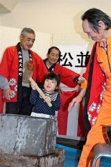 「よいしょ」と餅つき威勢良く　大樹  2
