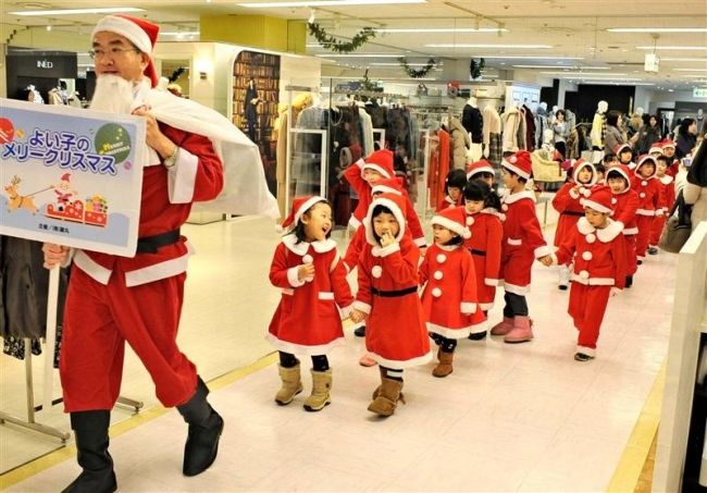 【写真】ちびっ子サンタ、笑顔贈る　藤丸店内をパレード 