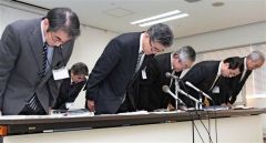 還付加算金の未払いが判明し、記者会見で謝罪する前田部長（中央）ら市の幹部（２６日午後３時半すぎ、折原徹也撮影）
