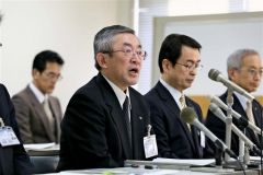 記者会見で還付加算金の未払いについて説明する前田部長（２６日午後３時１０分ごろ、折原徹也撮影）
