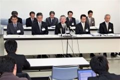 記者会見で還付加算金の未払いについて説明する前田部長（前列中央）ら市の幹部（２６日午後３時１０分ごろ、折原徹也撮影）