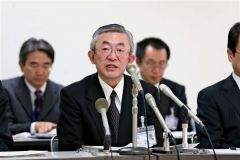 記者会見で還付加算金の未払いについて説明する前田部長（２６日午後３時１０分ごろ、折原徹也撮影）