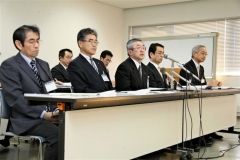 記者会見で還付加算金の未払いについて説明する前田部長（前列中央）ら市の幹部（２６日午後３時半ごろ、折原徹也撮影）