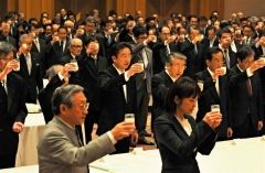 新年を祝い牛謬で乾杯した帯広市の新年交礼会（中央は米沢市長。６日午後１２時１５分ごろ、金野和彦撮影）