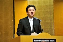 年頭のあいさつをする米沢市長（６日午前１１時３５分、金野和彦撮影）