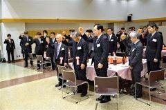 乾杯して新年の幕開けを祝う来賓ら約６０人の出席者たち