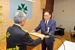 大野会長（左）から感謝状を受け取る記念事業に寄付した黒田さん（右）