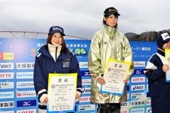 成年女子５００メートルで優勝した神谷衣理那（右）と仁科有加那（左）