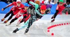 【成年男子５００メートル決勝】トップスピードで第１コーナーを回る羽賀亮平