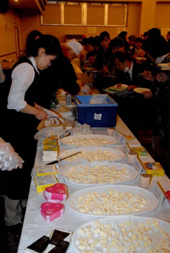 【写真】十勝ブランド試食会に２００人　１０３品の食味審査も 