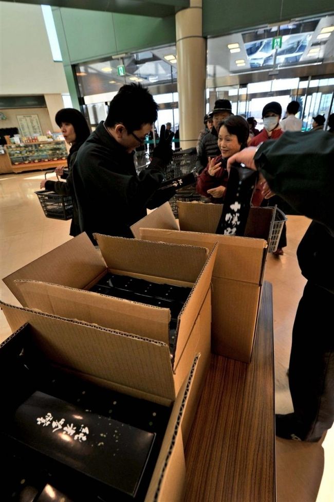 【写真】「十勝晴れ」新酒に行列 　十勝管内１４０店舗で販売
