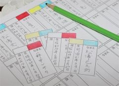生没年と名前を記入した名札。男女などで色分けすると並べやすい