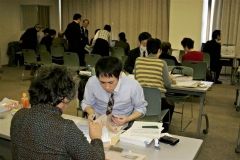 青色申告会会員が持参した確定申告の提出書類を点検する担当者