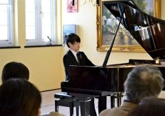 力強い演奏で中札内での“修行”生活の成果を披露する三國さん