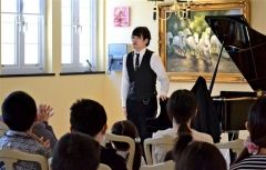 挨拶する三國さん