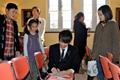 子どもたちにサインをねだられ、笑顔で応える三國さん