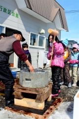 世代超え餅つきで交流　大樹・南町子供会  3