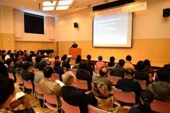 町民ら約７０人が参加してまちづくりの方向性などに理解を深めた１００人フォーラム