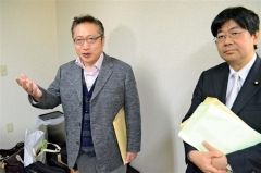 記者団の質問に答えるみんなの党の渡辺代表（左）。右は同党副幹事長で北海道ブロック長の山田太朗参議院議員