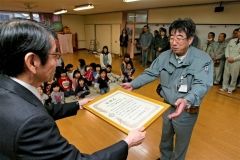 感謝状を受け取る大和理事長