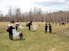 道立十勝エコロジーパークの清掃活動の一環で、園内のごみ拾いを行ったボランティアの参加者たち