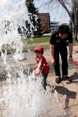 吹き上がる噴水と戯れる家族連れ（２６日午前１０時半）