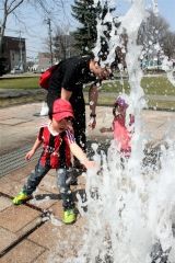 吹き上がる噴水と戯れる家族連れ（２６日午前１０時半）