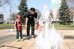 市内公園の噴水に通水　子供ら大はしゃぎ  1