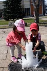 市内公園の噴水に通水　子供ら大はしゃぎ  2