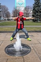 市内公園の噴水に通水　子供ら大はしゃぎ  3
