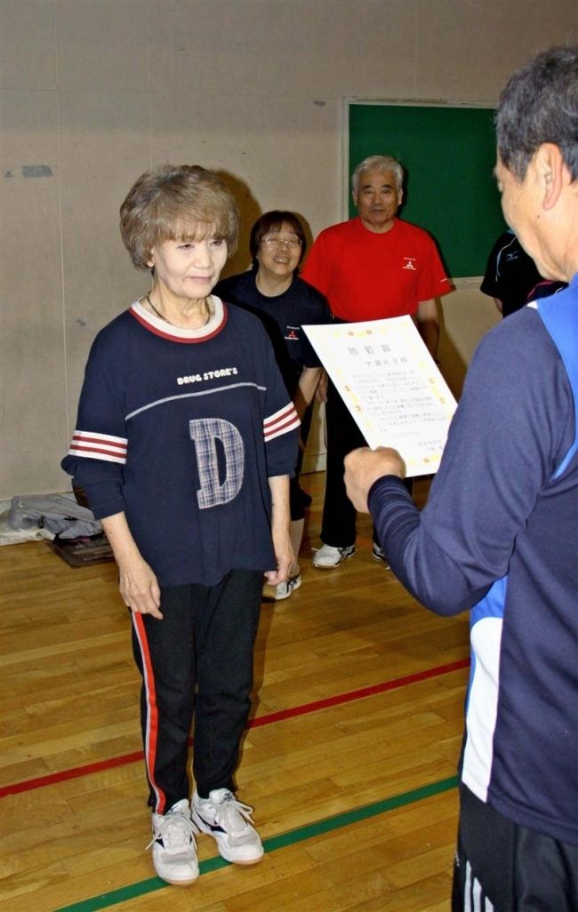 【写真】７８歳大場さん　ミニバレー南栄同好会で皆勤賞 