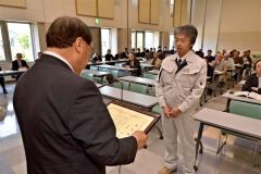 総代会に先立ち行われた永年勤続従業員表彰