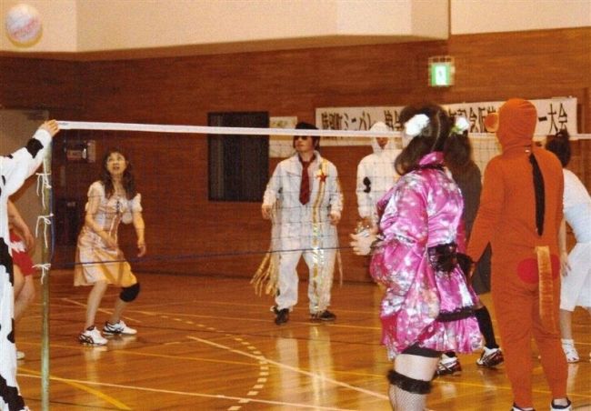 【写真】町ミニバレー協会２５周年で仮装大会　陸別 